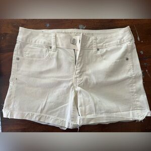 American Eagle White Midi shorts 8